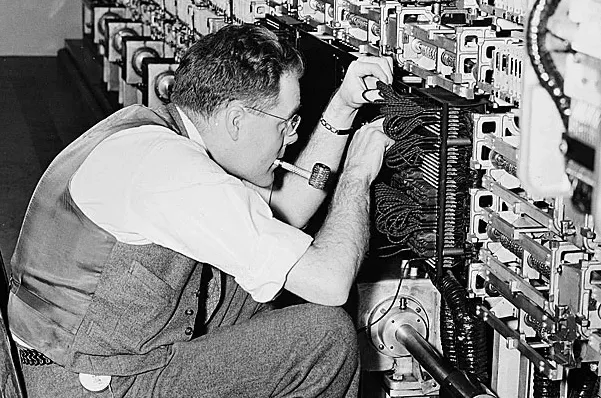 Alan turing working on machine