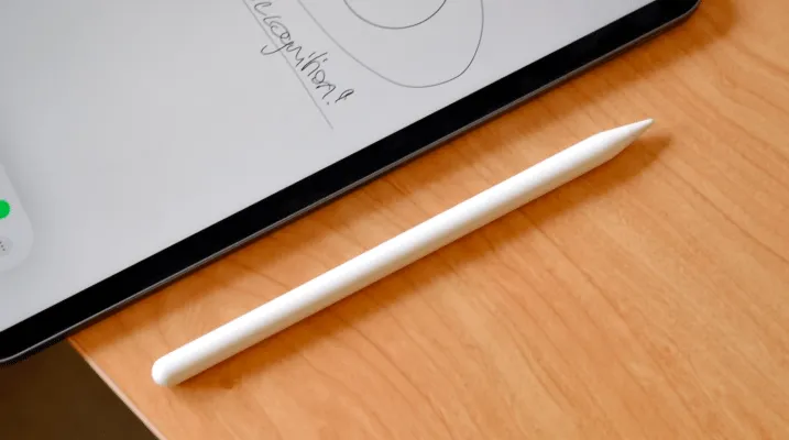 apple-pencil-2 on desk next to ipad